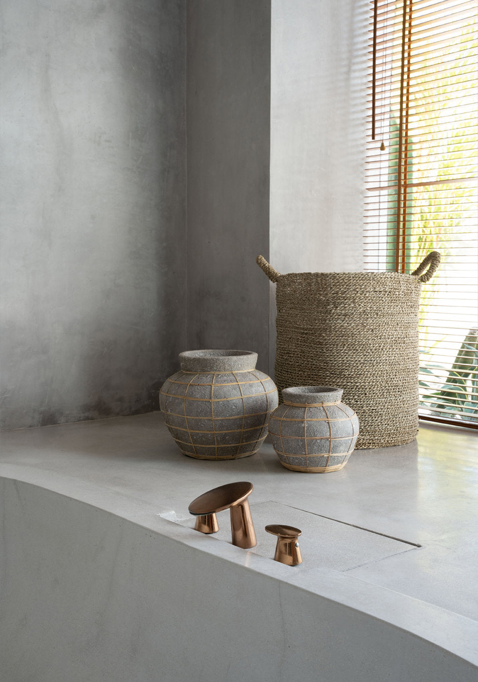 Vase en terre cuite et rotin 25 cm béton naturel