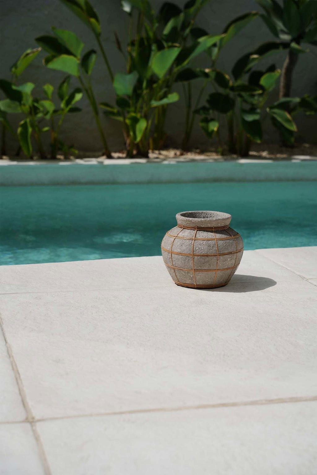 Vase en terre cuite et rotin 25 cm béton naturel
