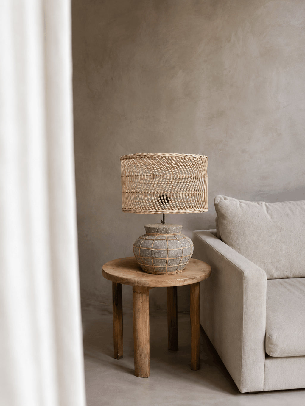 Lampe à poser effet béton et rotin tressé gris naturel – H48 cm
