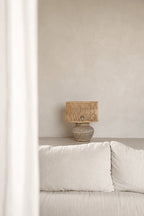 Lampe à poser effet béton et rotin tressé gris naturel – H48 cm