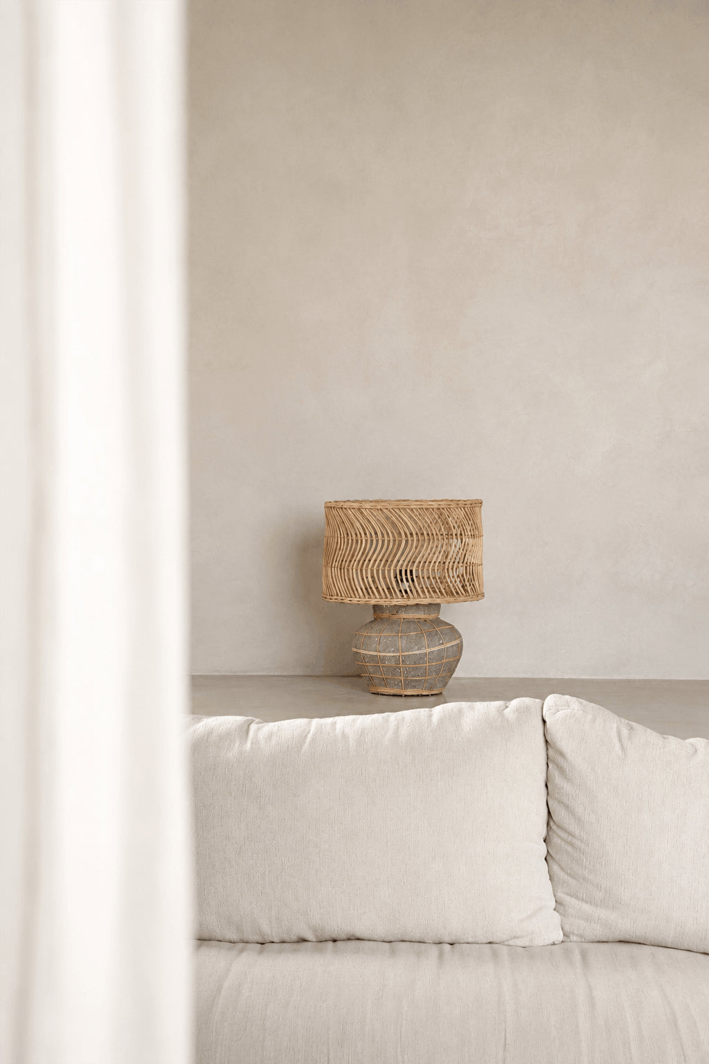 Lampe à poser effet béton et rotin tressé gris naturel – H48 cm