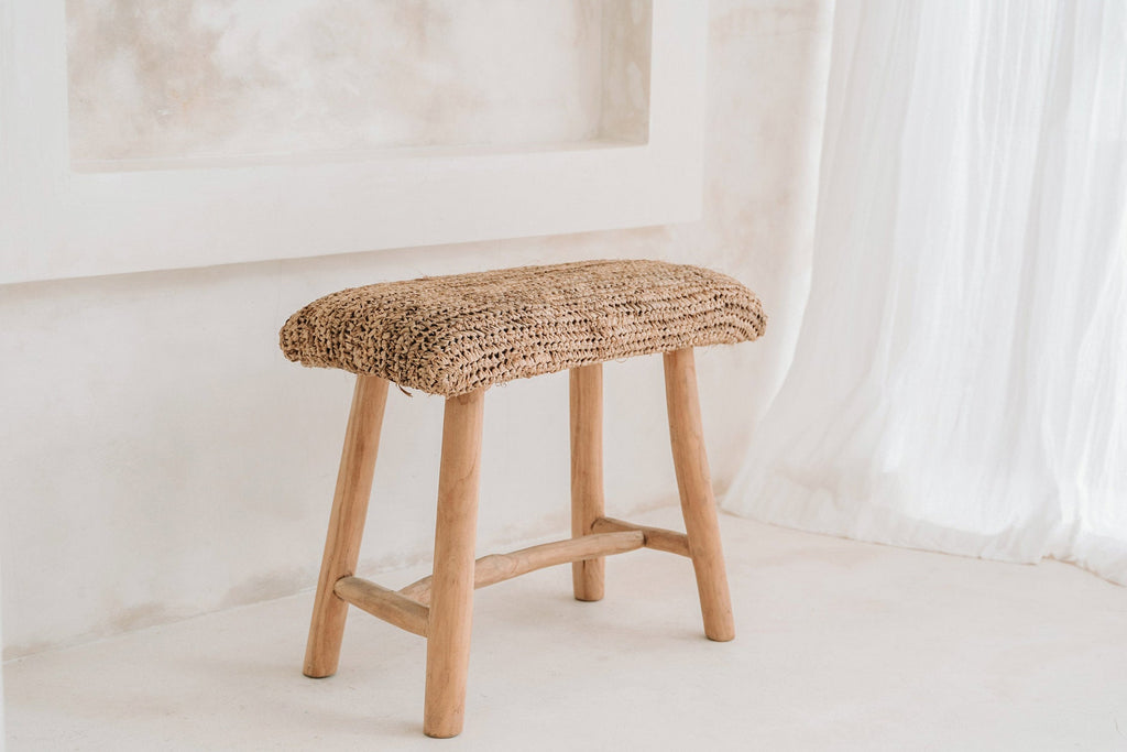 Banc rectangulaire en raphia tressé naturel et bois brut – 60x28 cm