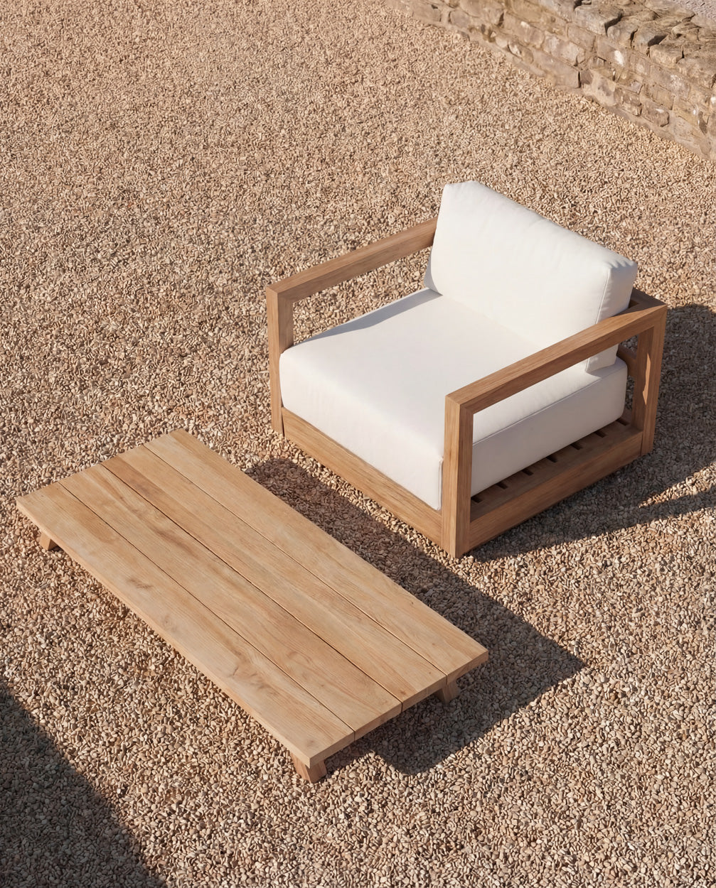 Fauteuil en teck recyclé avec coussins blancs pour extérieur ou véranda – 85x77 cm