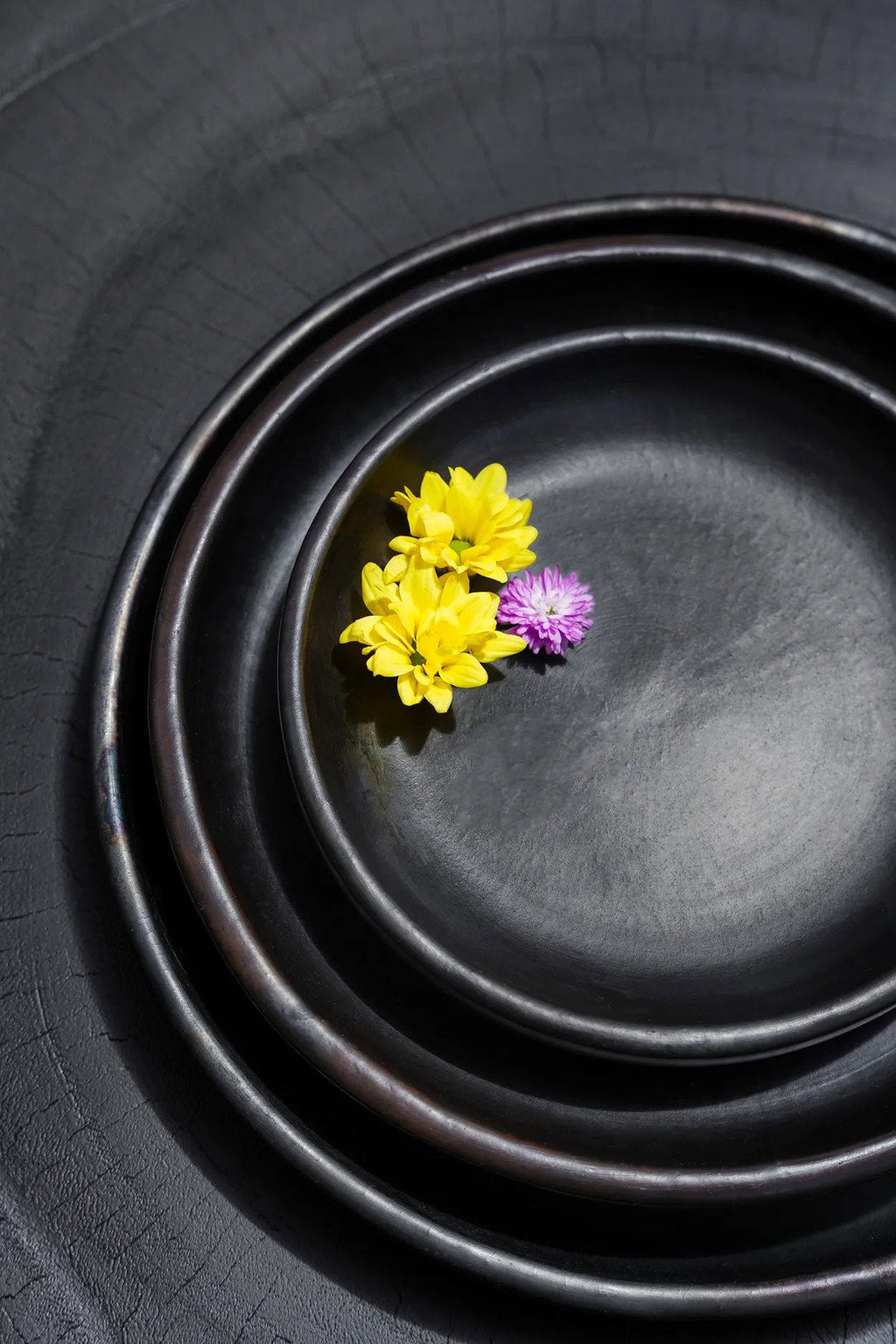 Assiette ronde en terracotta brûlée – Noir mat - Ø30 cm