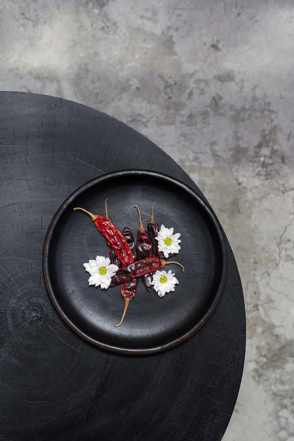 Assiette ronde en terre cuite brûlée – Noir profond – Ø26 cm