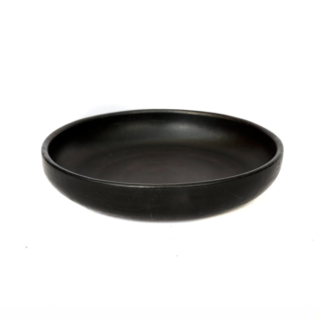 Assiette creuse en terre cuite brûlée noire ronde