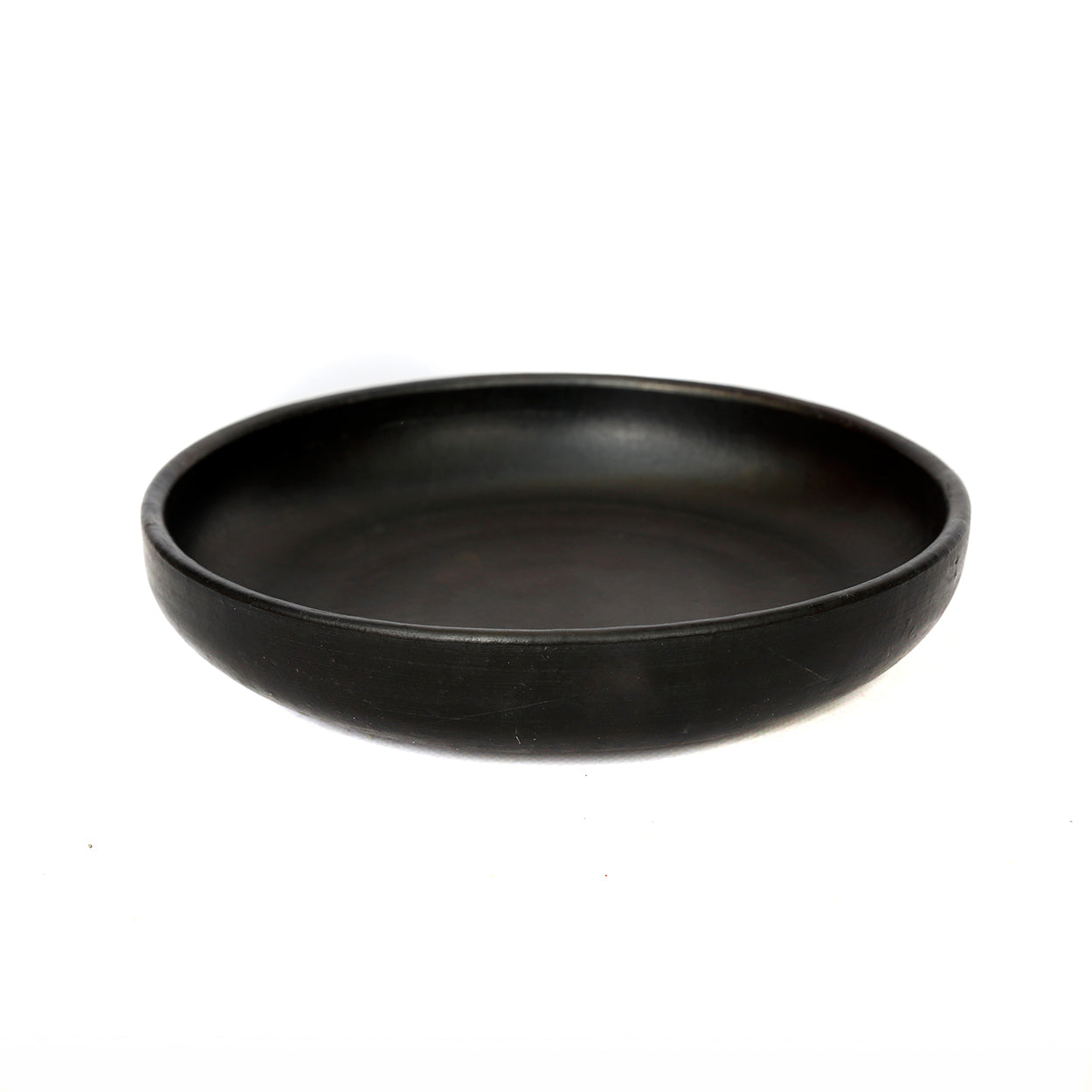 Assiette creuse en terre cuite brûlée noire ronde