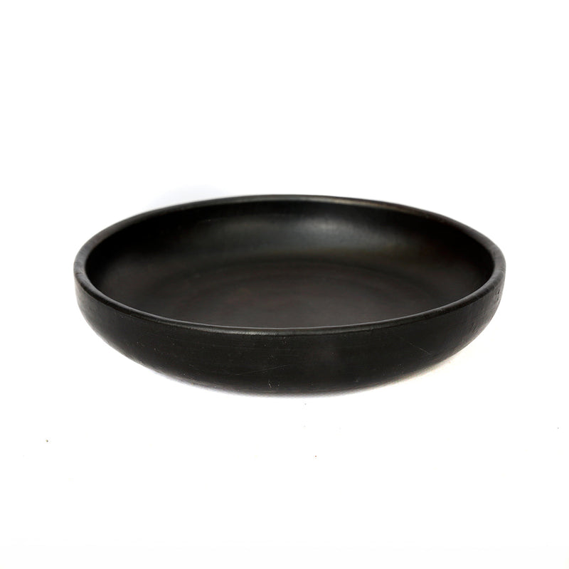 Assiette creuse en terre cuite brûlée noire ronde