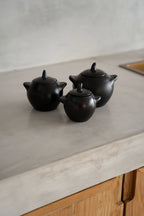 Pot artisanal en terracotta – Finition noire brute