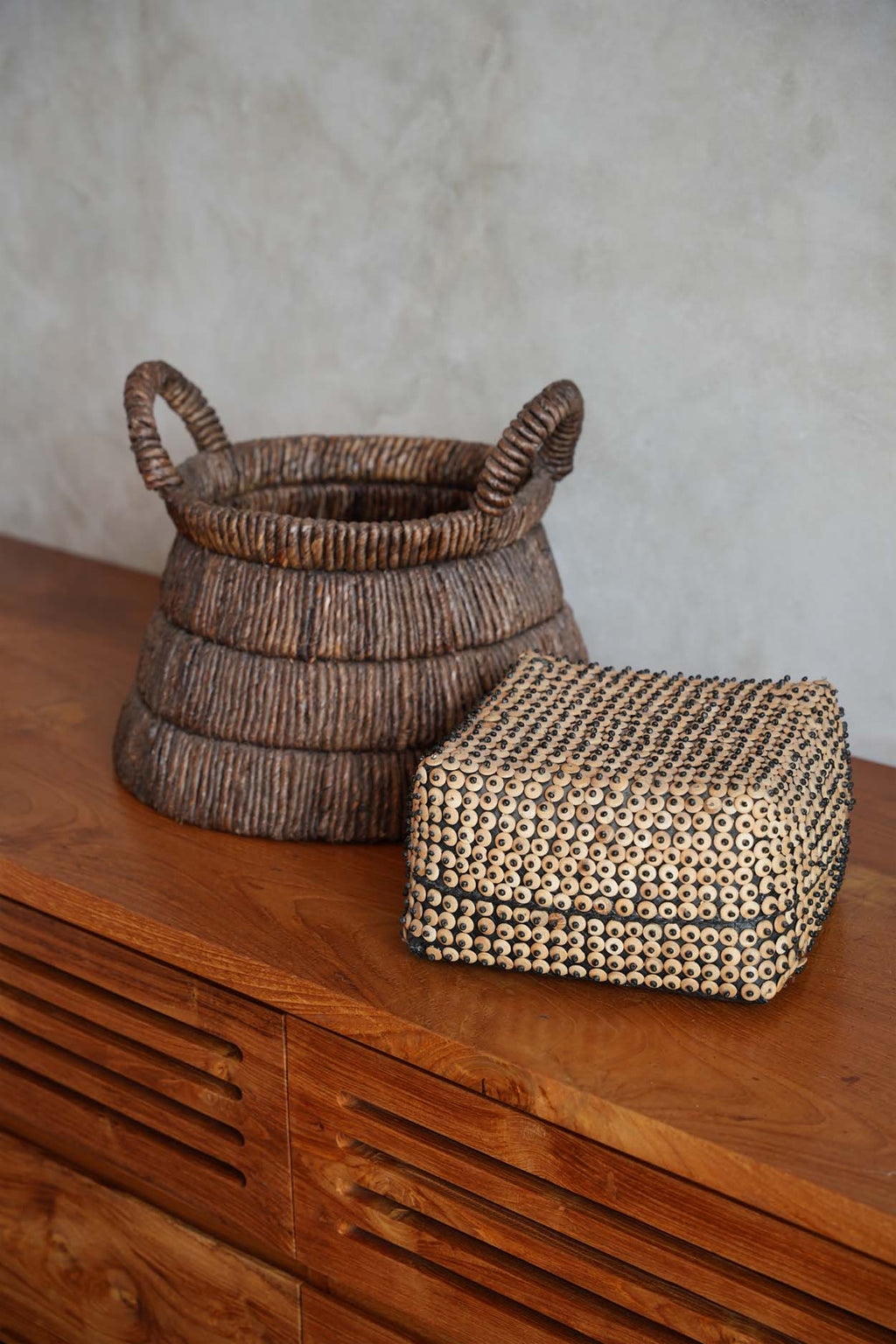 Panier en feuilles de bananier tressées forme triangle