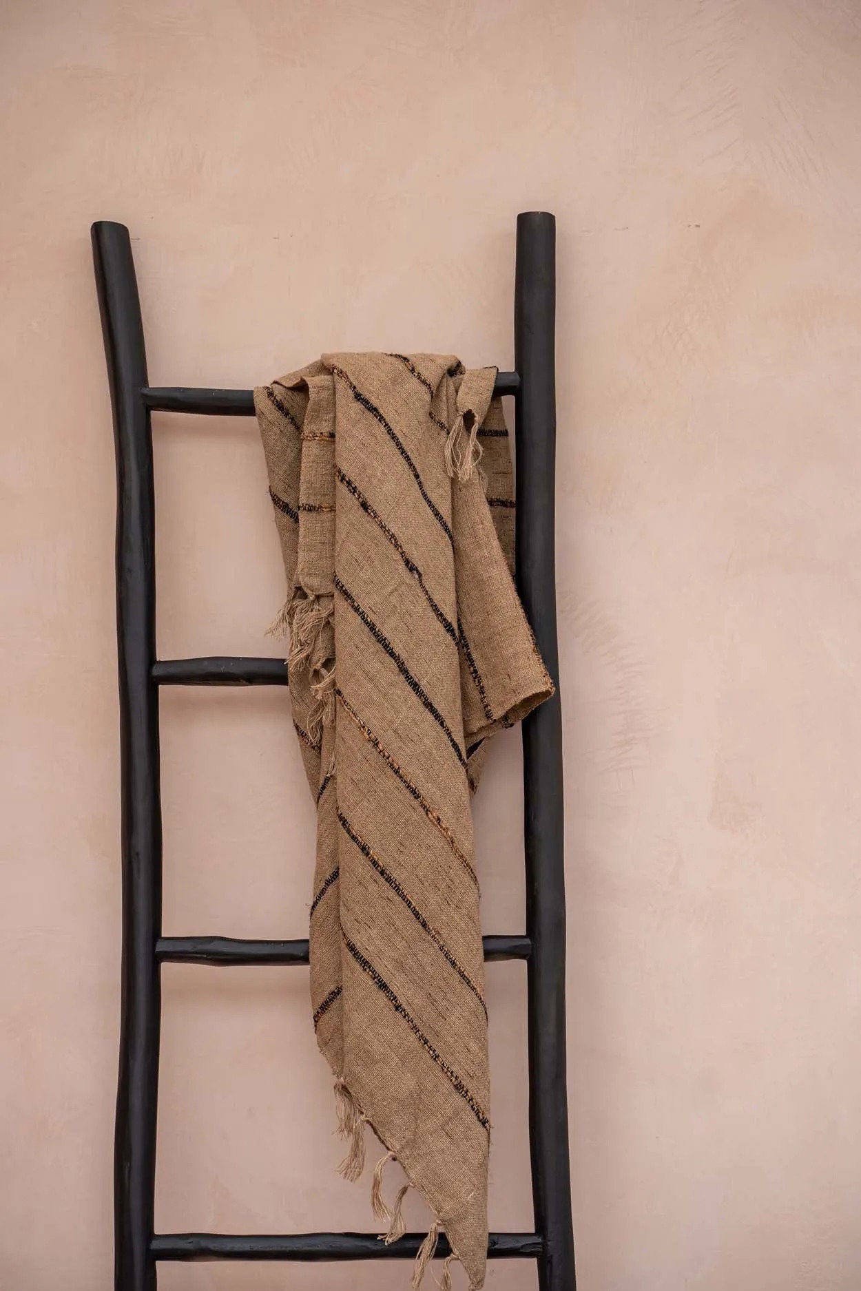 Échelle décorative en teck noir 165 cm pour serviettes