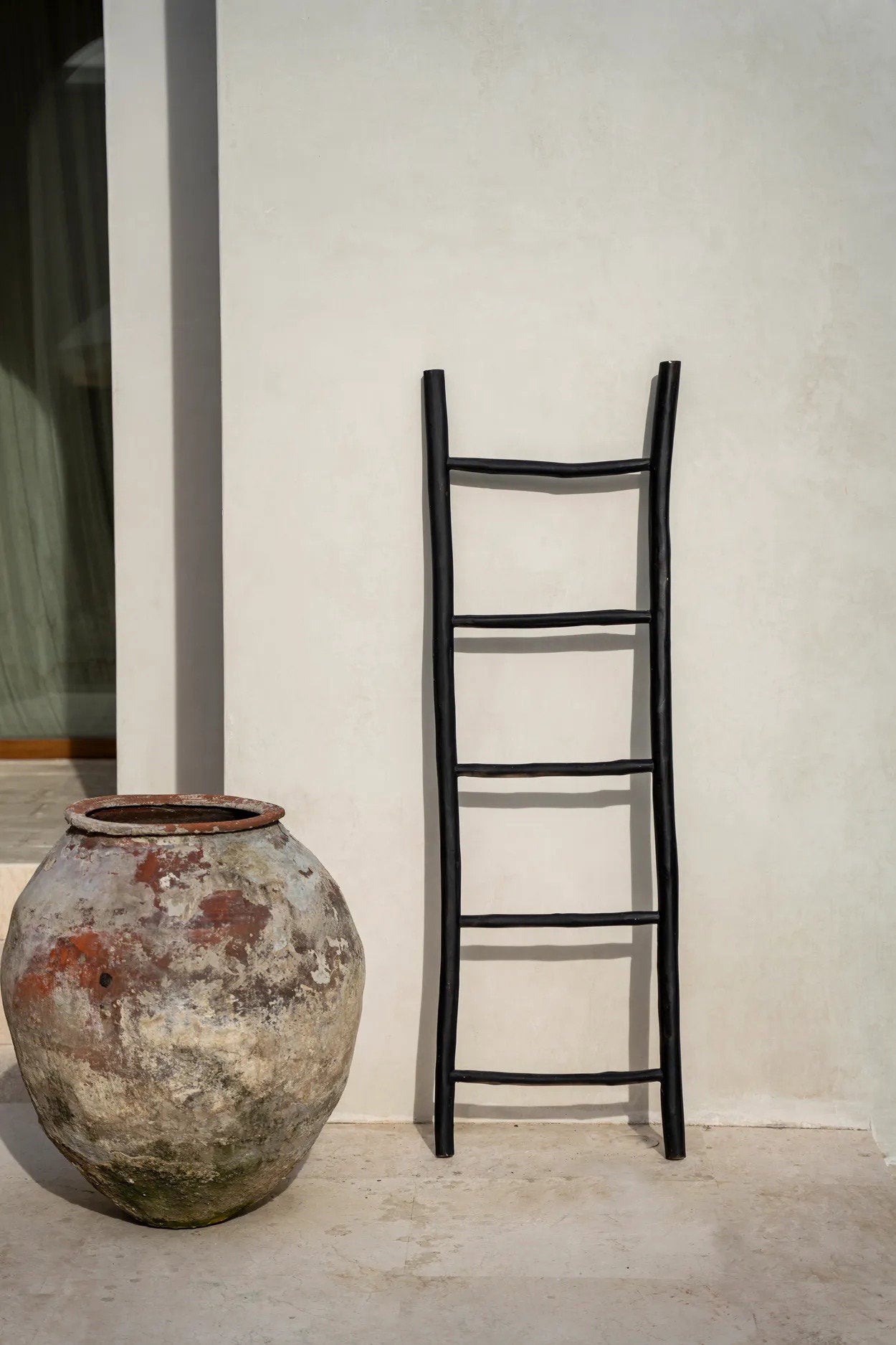 Échelle décorative en teck noir 165 cm pour serviettes