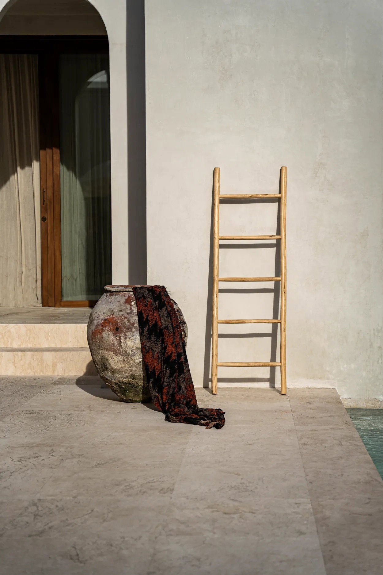 Échelle décorative en teck naturel – Structure asymétrique – H165 cm