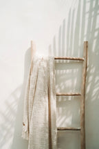 Échelle décorative en teck naturel – Structure asymétrique – H165 cm
