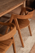 Chaise de salle à manger en teck naturel avec dossier courbé et accoudoirs