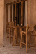 Tabouret de bar en bois recyclé et rotin tressé naturel avec dossier