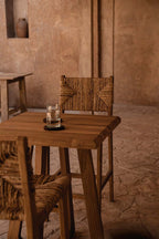 Tabouret de bar en bois recyclé et rotin tressé naturel avec dossier