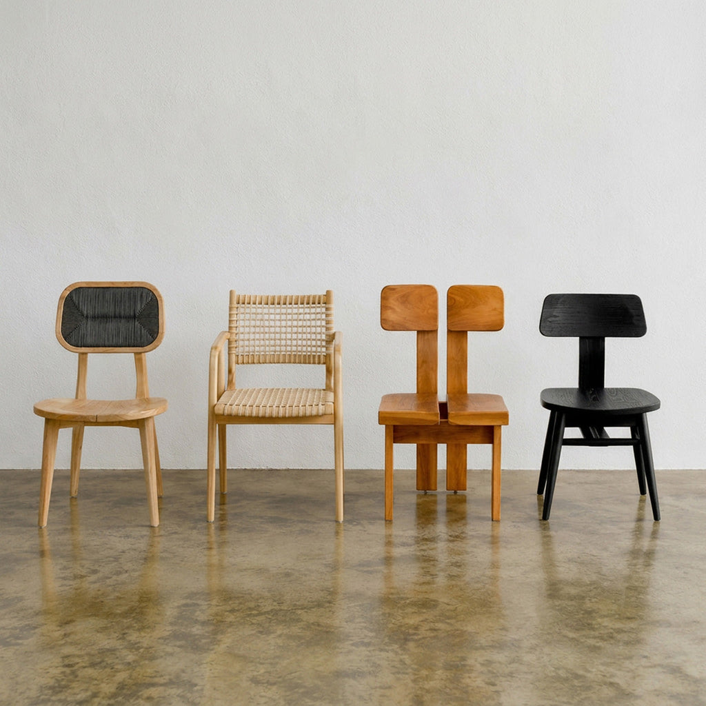 Chaise en teck massif finition naturelle avec dossier sculptural