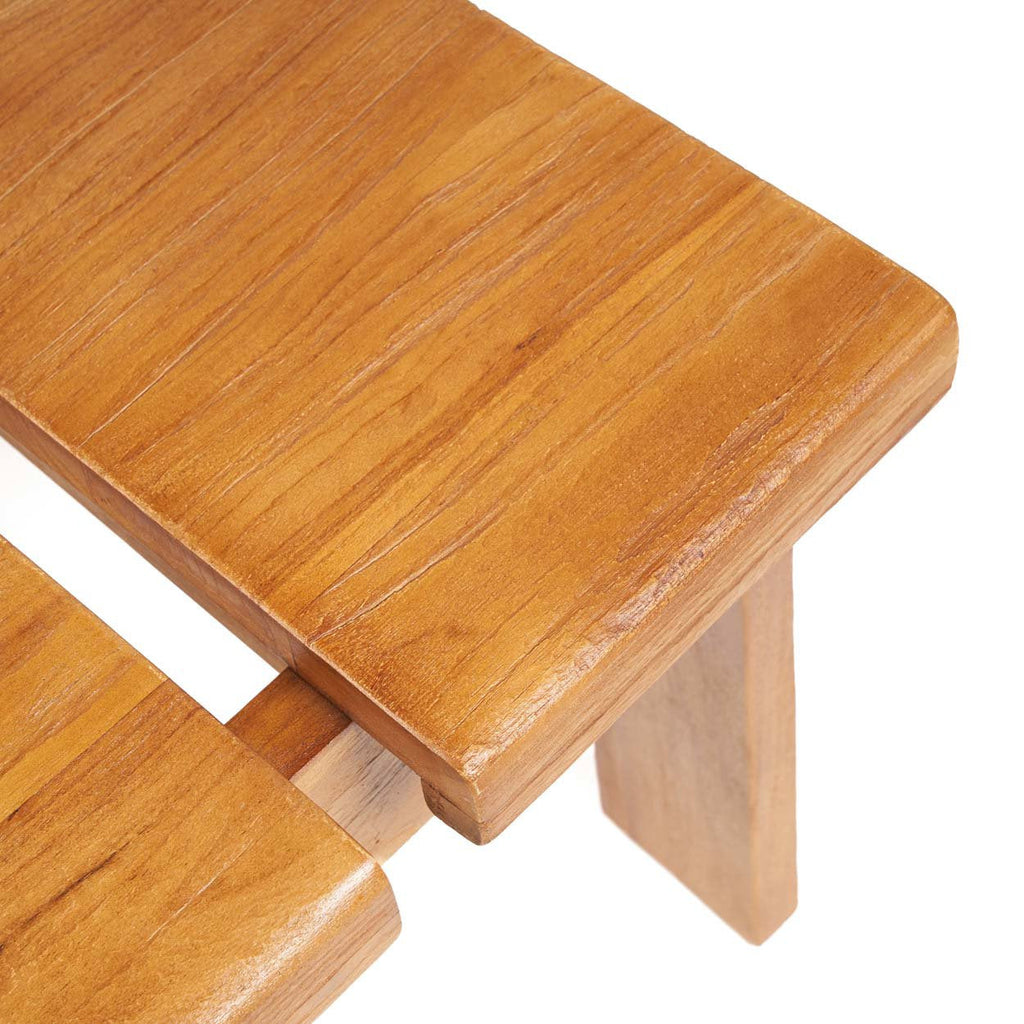 Chaise en teck massif finition naturelle avec dossier sculptural