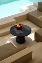Table basse ronde en bois de suar noir avec base rainurée – Ø70 cm
