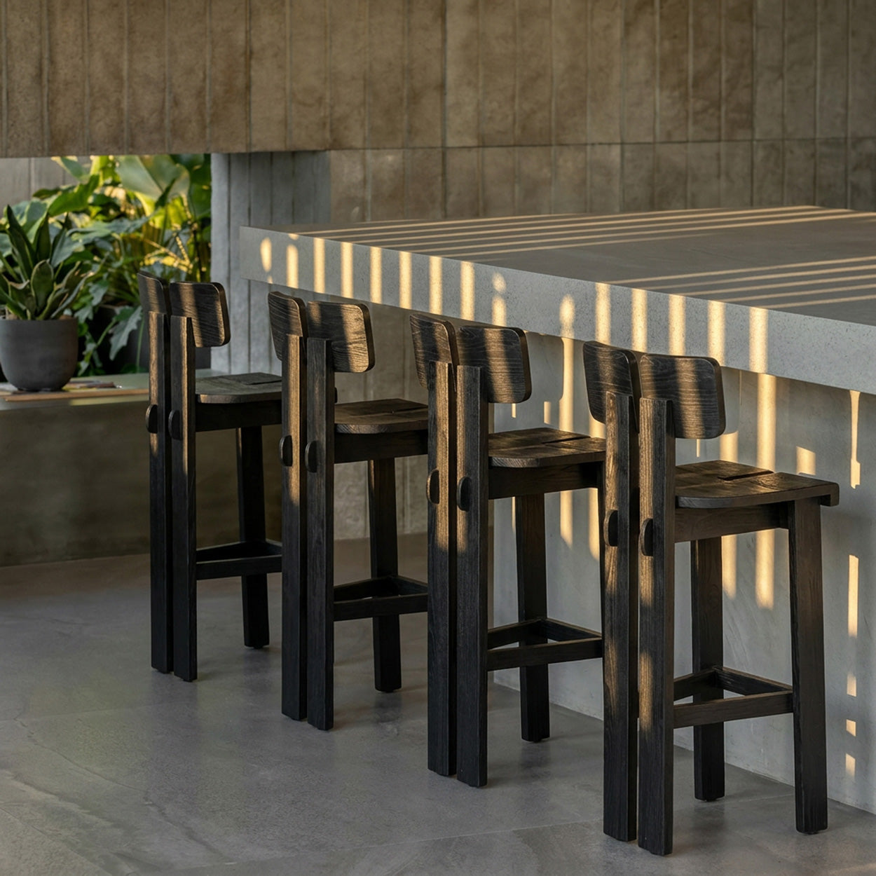 Tabouret de bar en bois noir avec dossier double