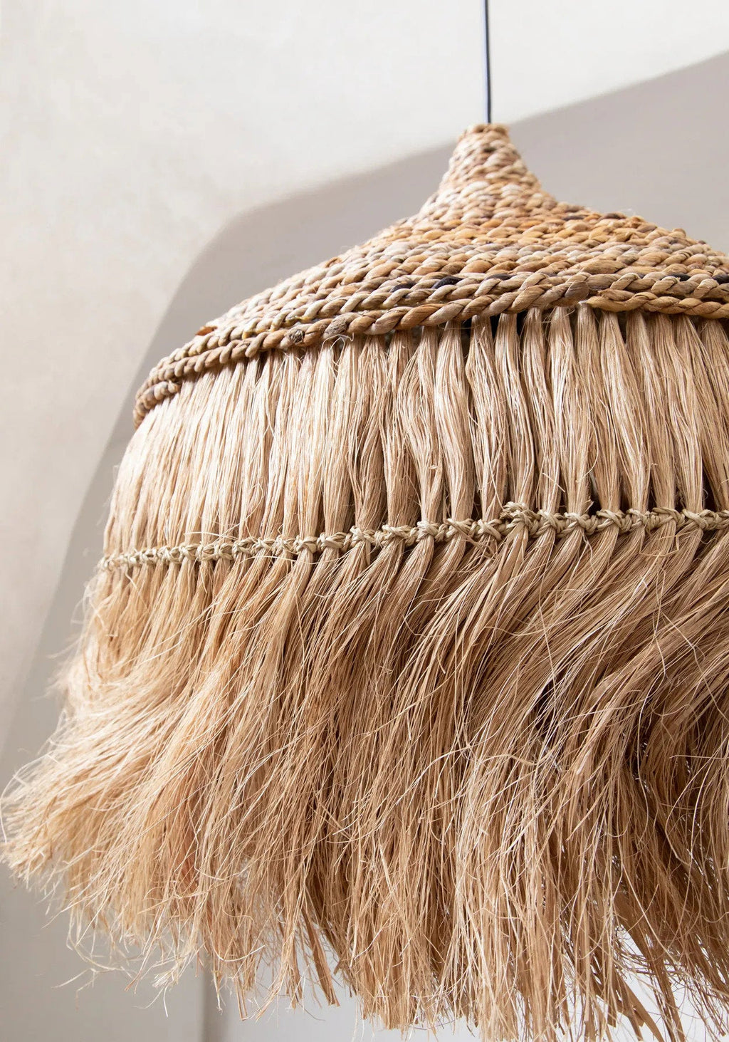 Suspension conique tressée abaca avec franges en raphia – Ø50 cm