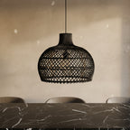 Suspension en rotin noir ajouré forme gourde – Ø42 cm