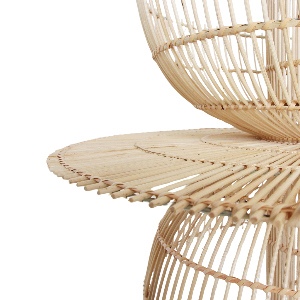 Hängeleuchte aus Naturrattan in offener Blütenform – Ø65 cm