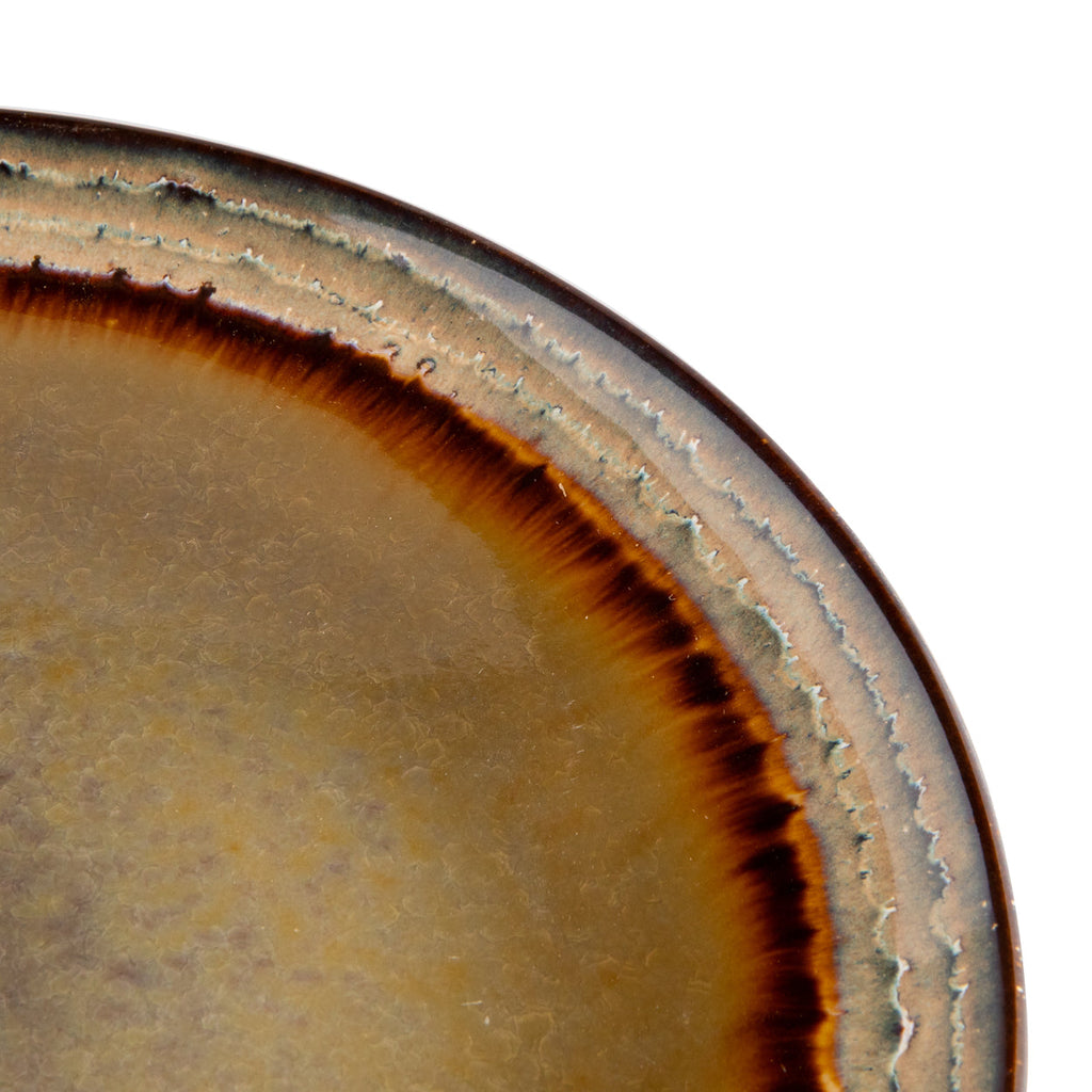 Assiette plate en grès émaillé brun dégradé au bord texturé