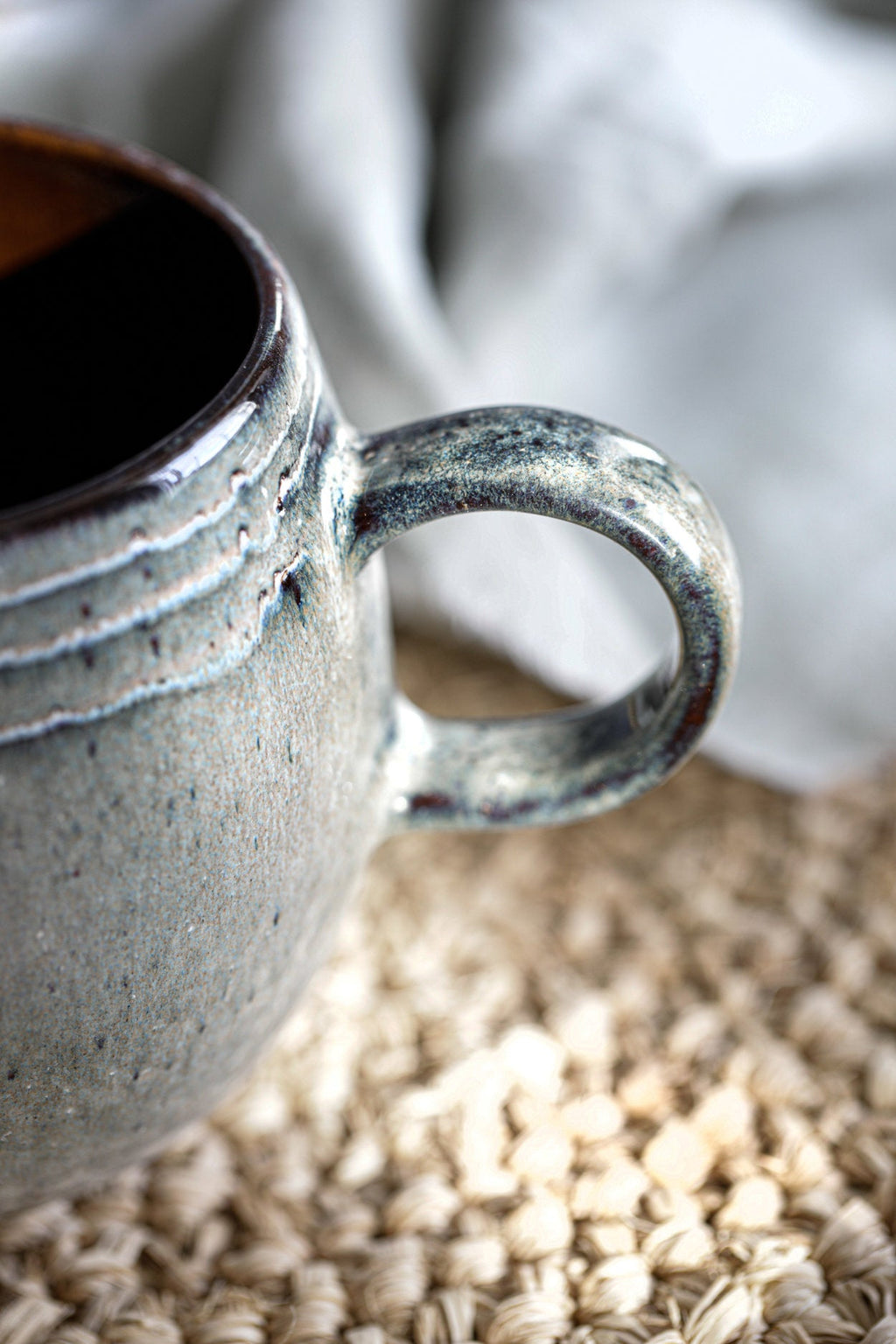 Tasse espresso en céramique artisanale vert sauge et brun Portugal