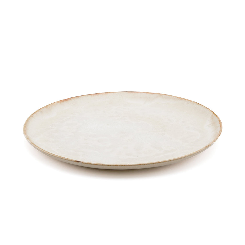 Assiette plate en grès ivoire moucheté bord brun artisanal