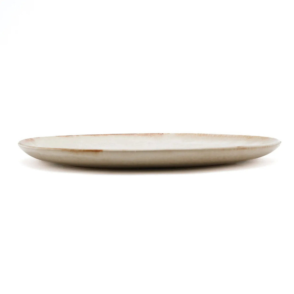 Assiette plate en grès ivoire moucheté bord brun artisanal