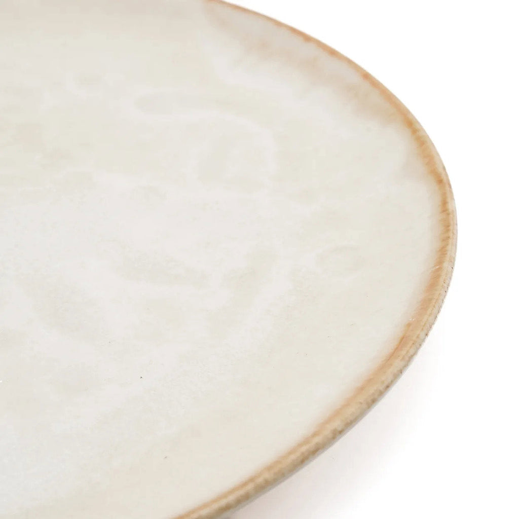 Assiette plate en grès blanc cassé bord doré artisanal