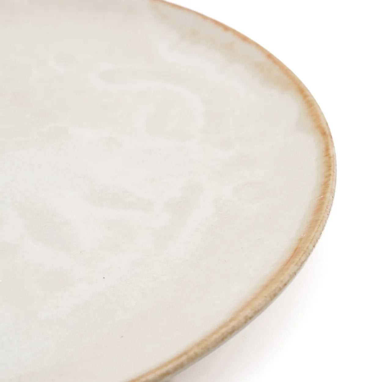 Assiette plate en grès blanc cassé bord doré artisanal