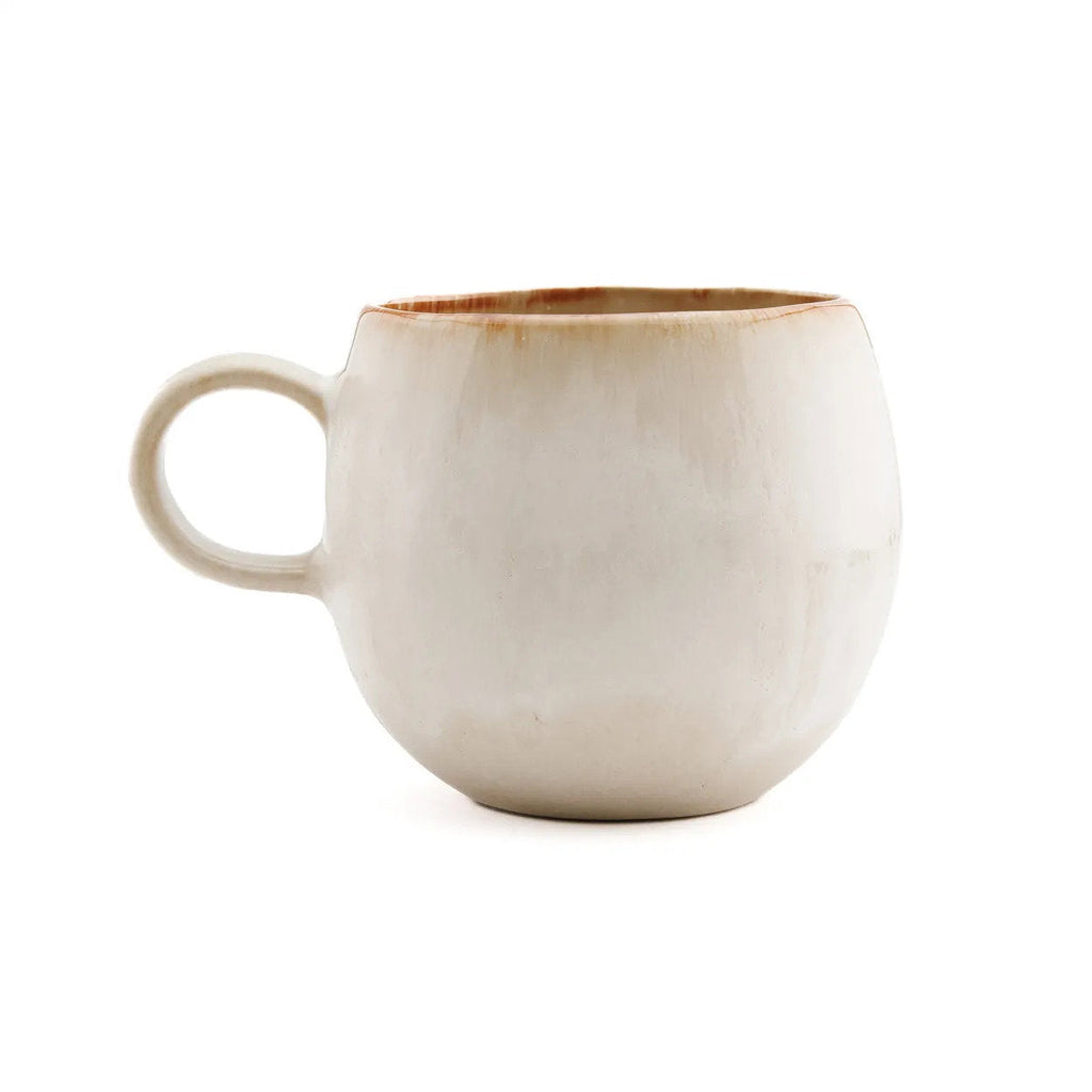 Mug en grès blanc cassé finition mate effet nuagé avec anse épaisse