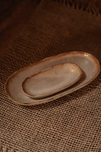 Assiette ovale en grès émaillé crème bord brun artisanale
