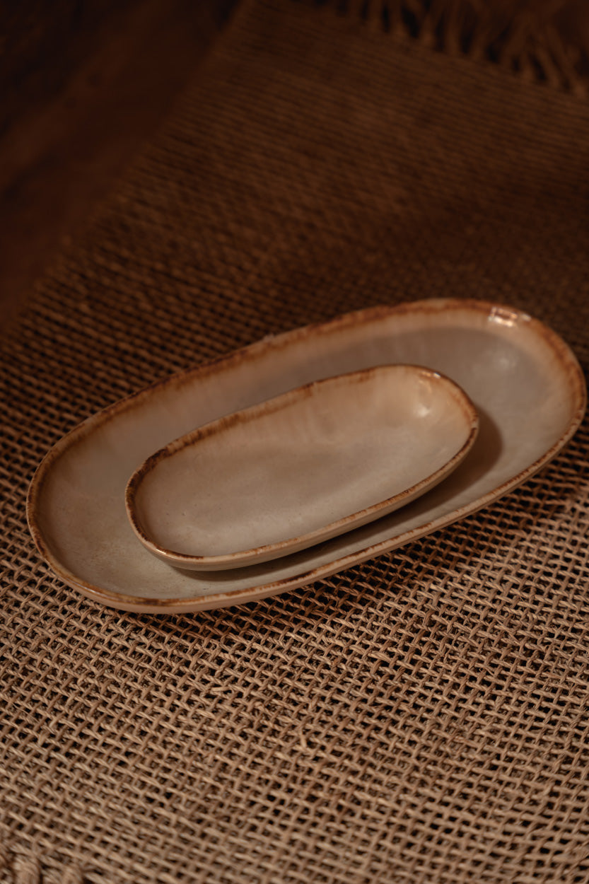 Assiette ovale en grès émaillé crème bord brun artisanale