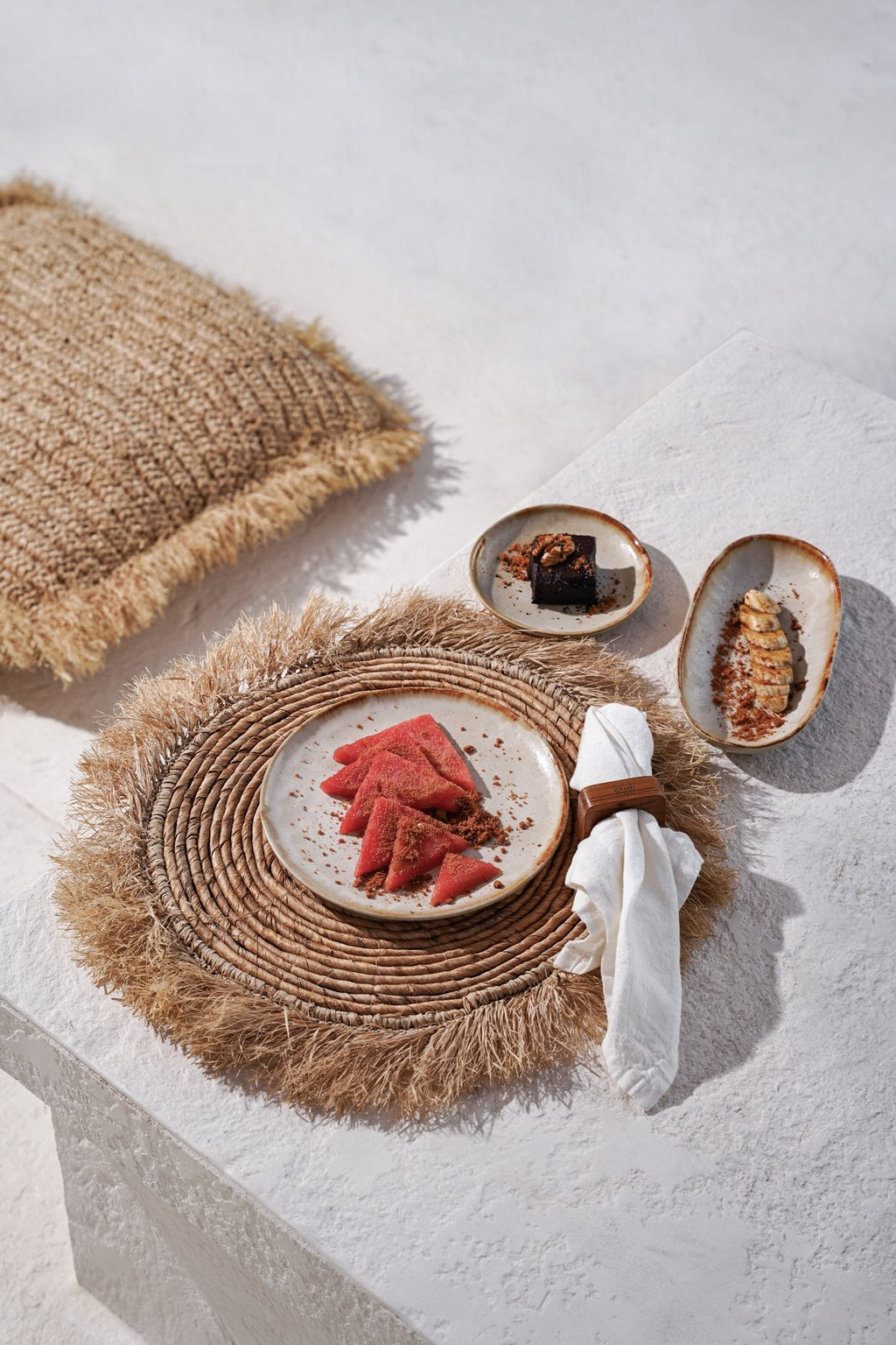 Assiette ovale en grès émaillé crème bord brun artisanale