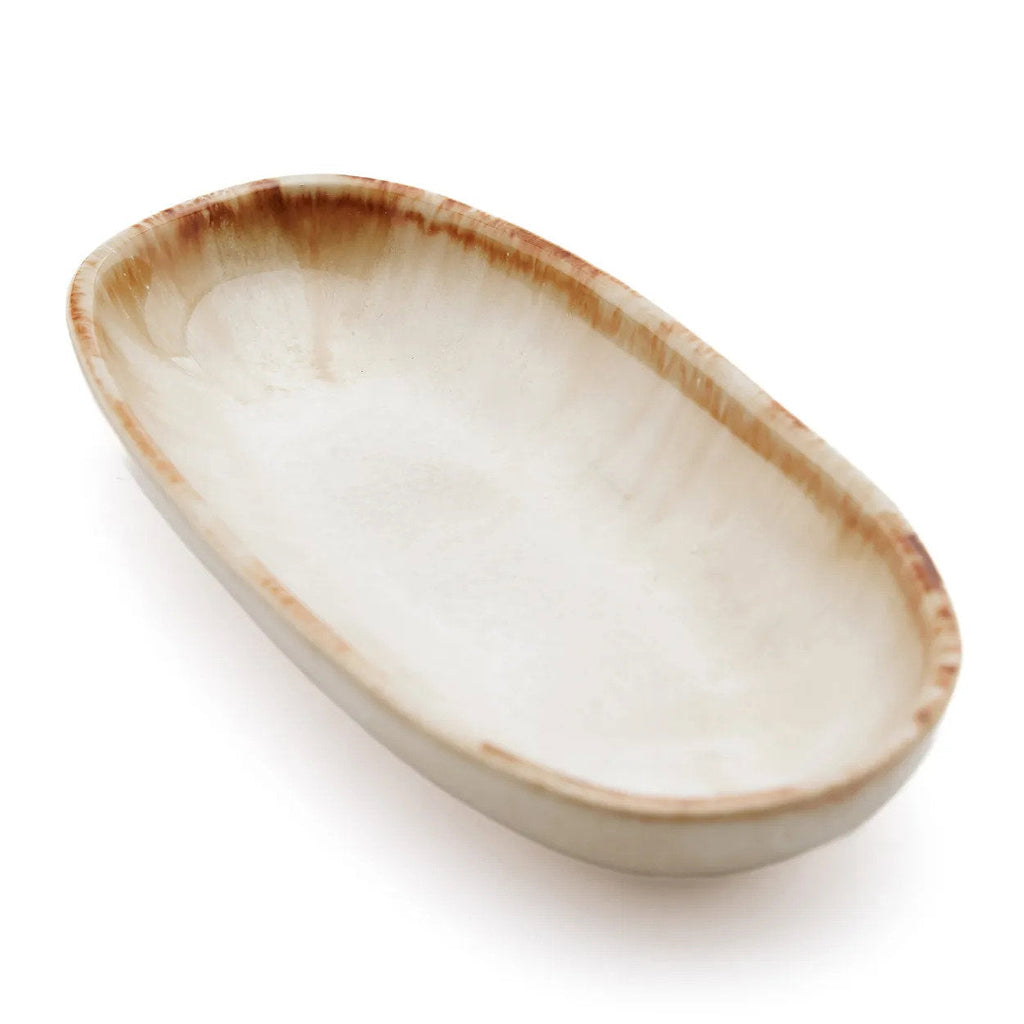 Assiette ovale en grès émaillé crème bord brun artisanale