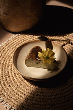 Assiette creuse en grès émaillé écru bord ocre artisanal