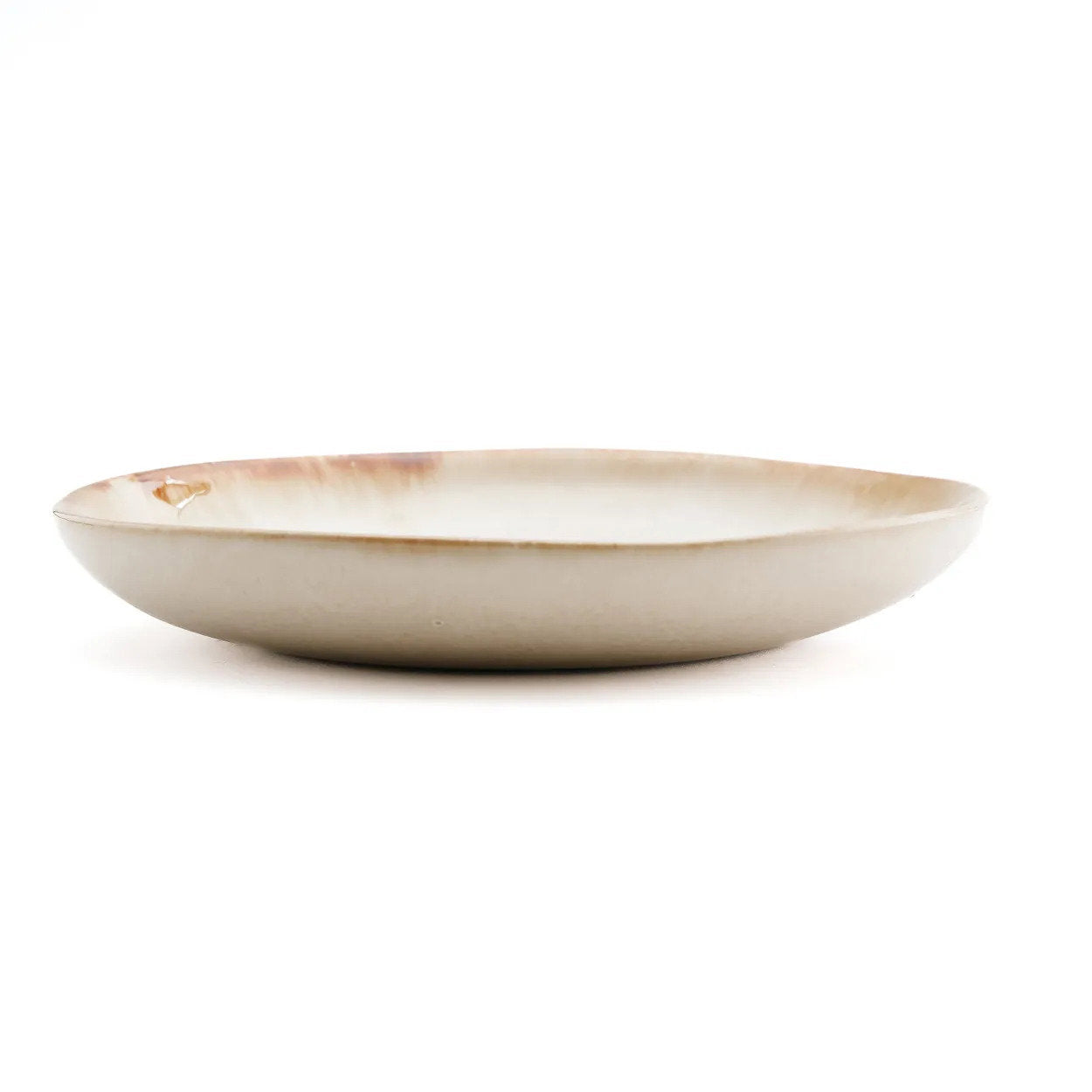 Assiette creuse en grès émaillé écru bord ocre artisanal