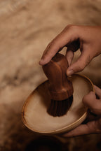 Assiette creuse en grès émaillé ivoire bord miel finition artisanale