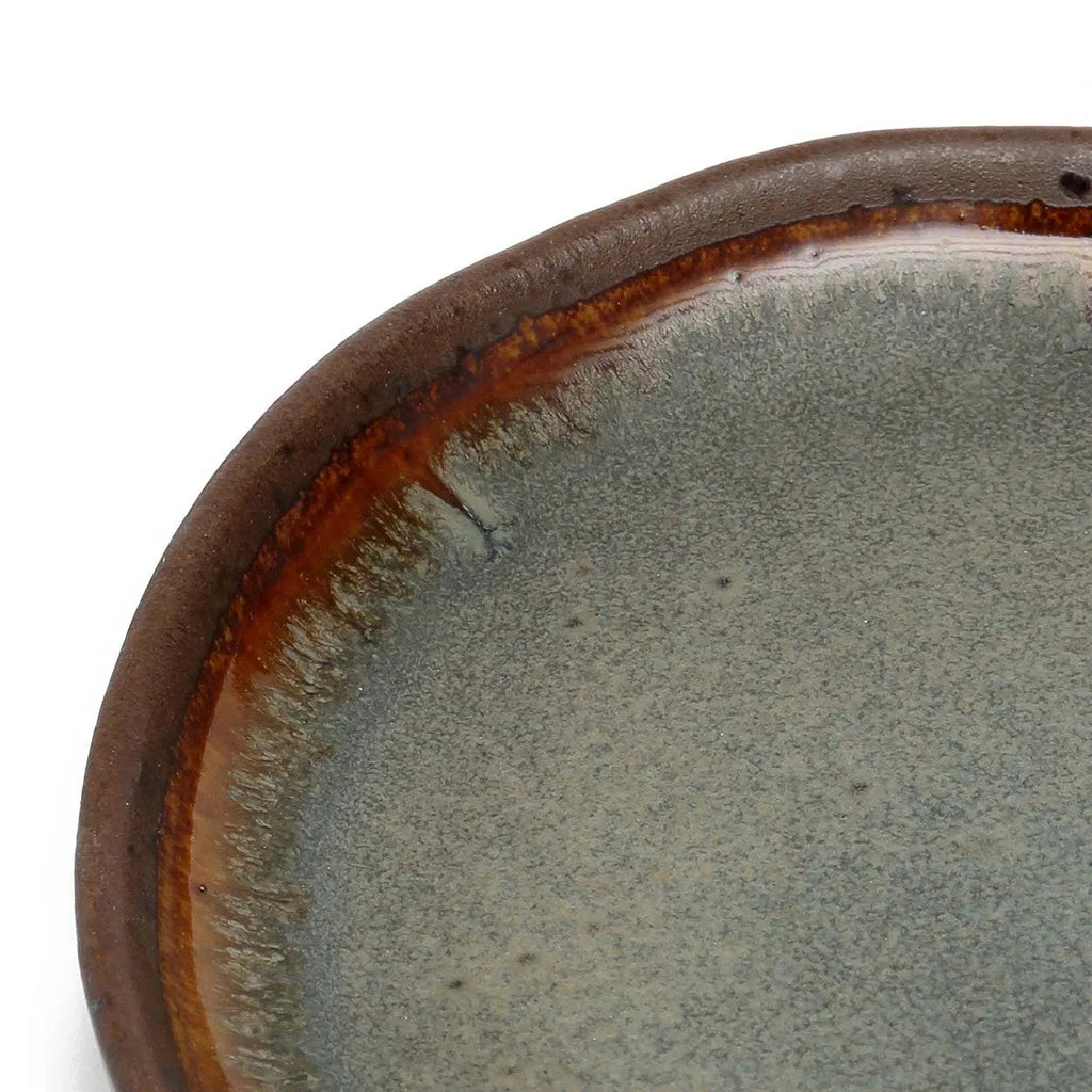 Assiette en grès émaillé forme organique gris vert moucheté