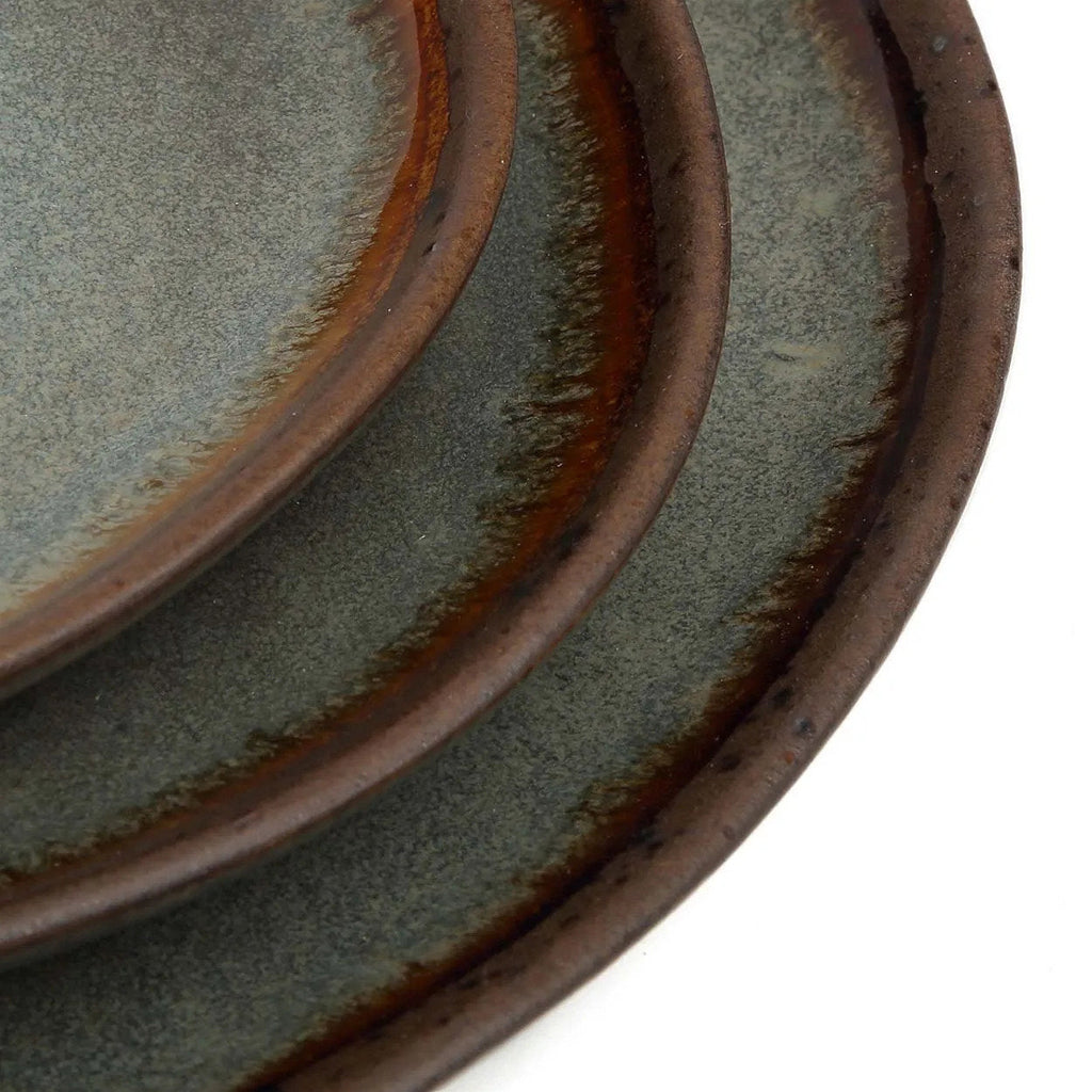 Assiette en grès émaillé forme organique gris vert moucheté