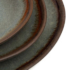 Assiette en grès émaillé forme organique gris vert moucheté