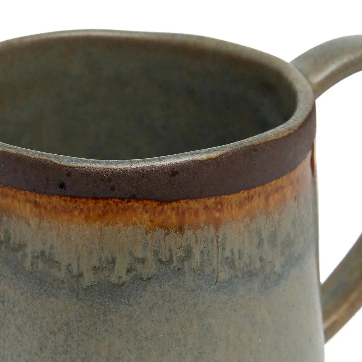 Mug en grès artisanal émaillé gris bleuté et brun