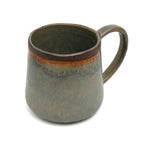 Mug en grès artisanal émaillé gris bleuté et brun
