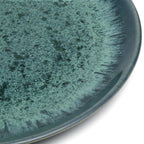 Assiette plate en grès émaillé vert aqua moucheté effet halo