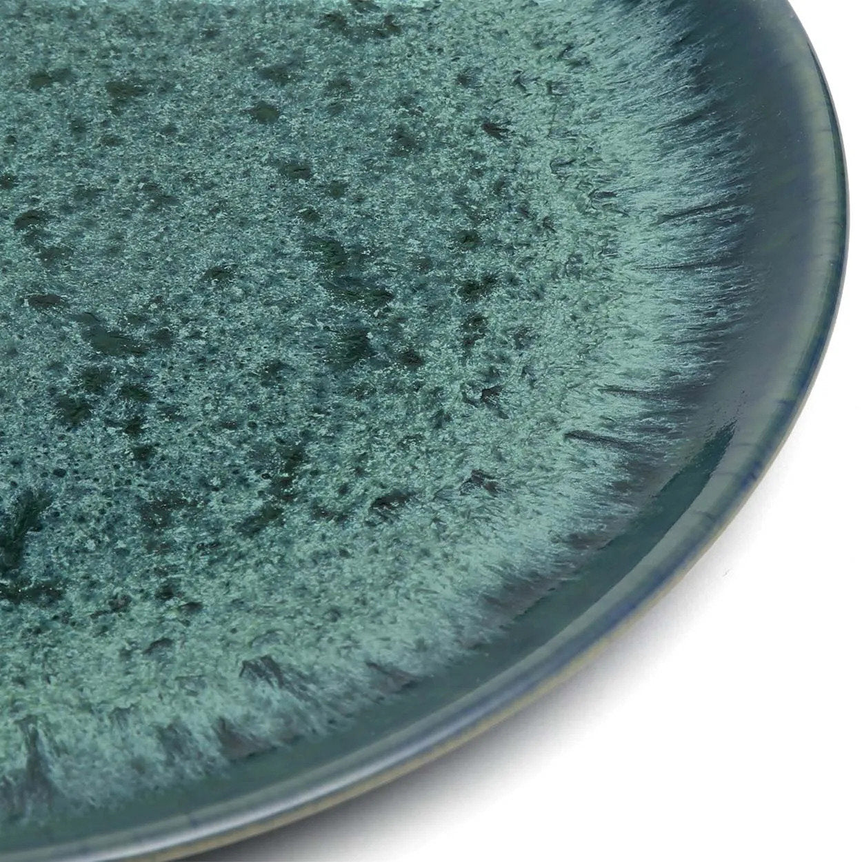 Assiette plate en grès émaillé vert aqua moucheté effet halo