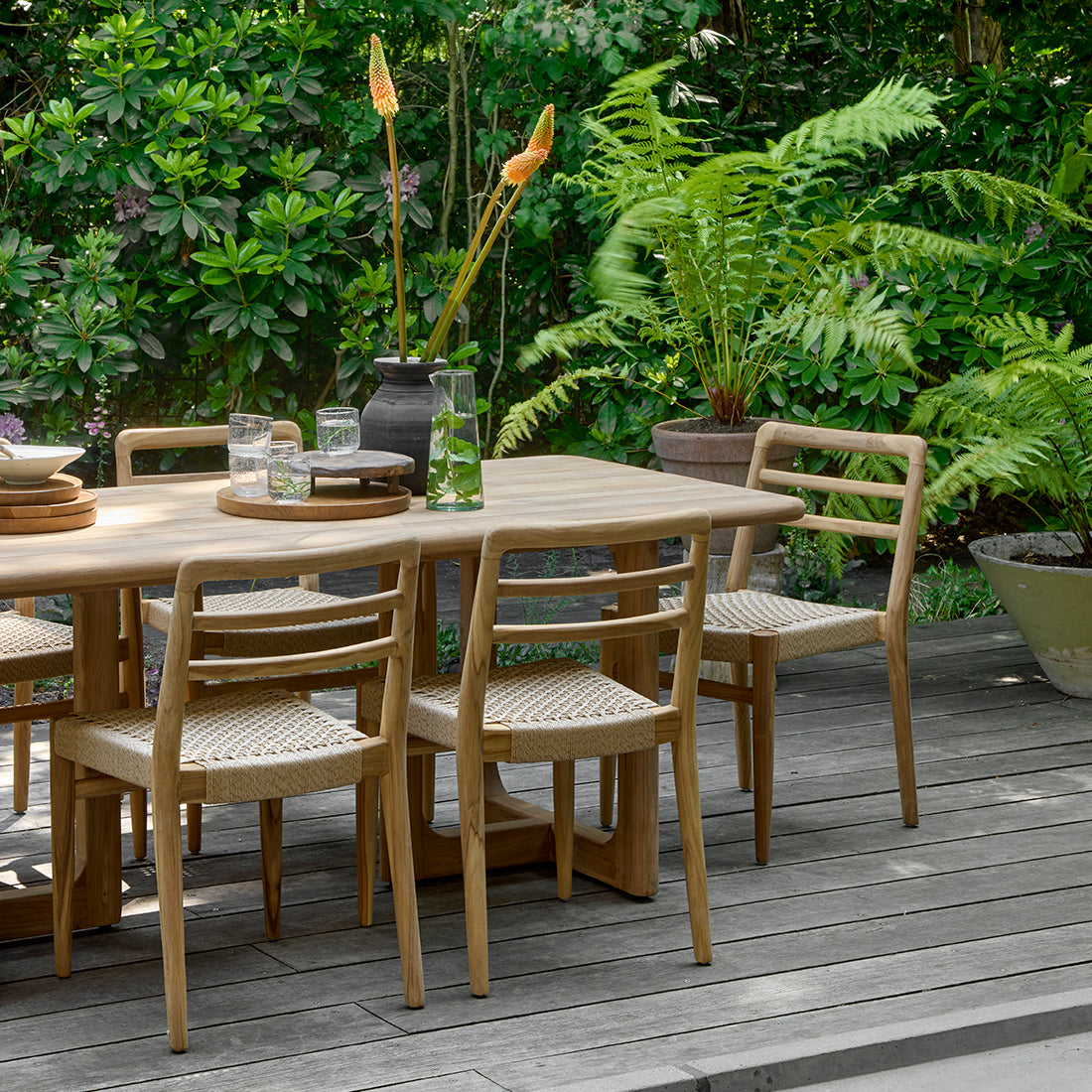 Chaises de jardin en teck naturel avec accoudoirs et assise tressée – Lot de 2